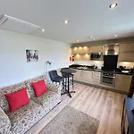 The Cosy Retreat - Part Of The The Bay Village With Pool, Gym And Direct Access, Pub, Restaurant, Tennis And Meadows Walks * Filey