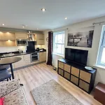 The Cosy Retreat - Part Of The The Bay Village With Pool, Gym And Direct Access, Pub, Restaurant, Tennis And Meadows Walks Filey