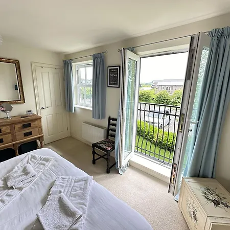The Cosy Retreat - Part Of The The Bay Village With Pool, Gym And Direct Access, Pub, Restaurant, Tennis And Meadows Walks Filey
